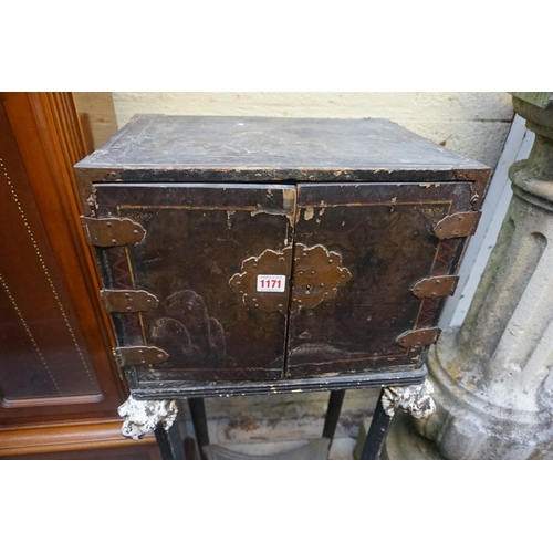 1171 - A small 19th century Japanese lacquer table cabinet, on associated antique stand, the whole 103... 