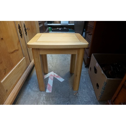 1208 - A nest of two contemporary pale oak occasional tables, largest 60cm wide. 