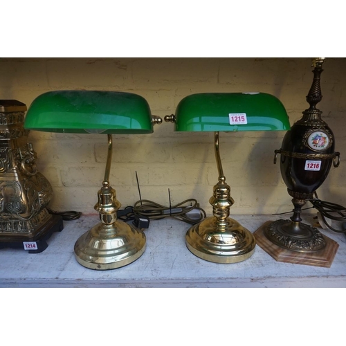 1215 - A pair of brass bankers' desk lamps, (one green glass shade chipped).