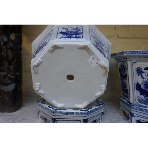 1221 - A pair of Chinese blue & white hexagonal jardinieres and stand, 25cm wide.