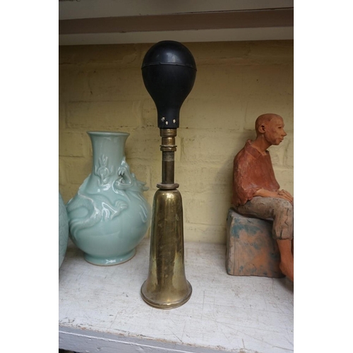 1224 - Automobilia: a vintage Desmo brass car horn, 38.5cm long. 