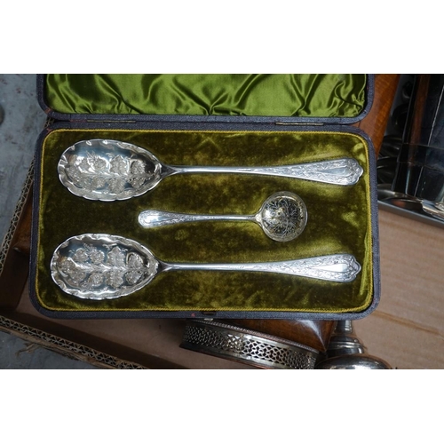 1257 - A good collection of silver plate, to include: Kings pattern cutlery; an ice bucket; cased berry spo... 