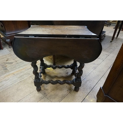 1397 - A small oak drop leaf occasional table, 68cm wide when opened. 