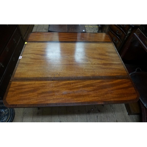 1401 - A George III mahogany and crossbanded Pembroke table, 91cm wide when open. ... 