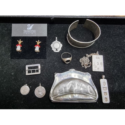 735 - A collection of '925' and other jewellery, to include a pair of Swarovski figural earclips.... 