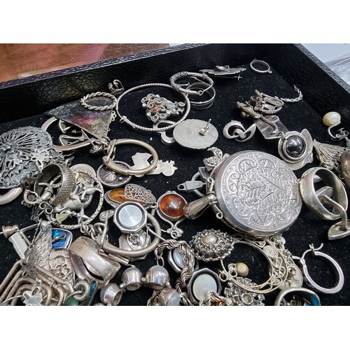 770 - A small collection of silver jewellery, to include earrings, rings, bracelets and pendants. 156g.... 