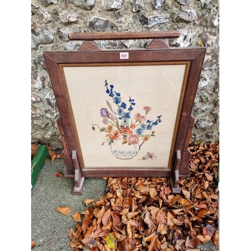 1021 - An Arts & Crafts style oak tapestry fire screen, 60cm wide x 73cm high.