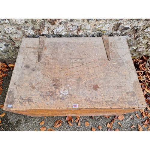 1024 - An old wooden trunk, 88cm wide x 59.5cm deep x 50cm high. 