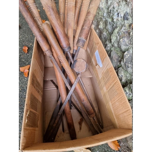 1037 - A quantity of vintage woodworking tools.