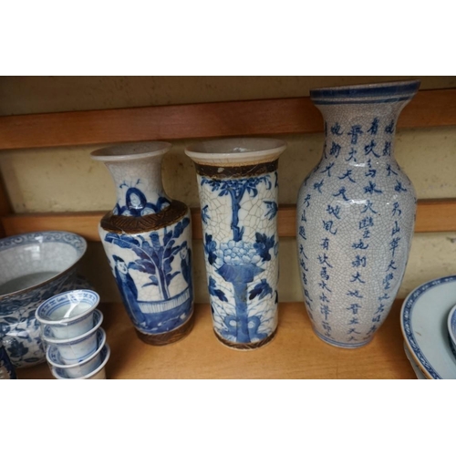 1129 - A collection of Chinese blue and white ceramics.