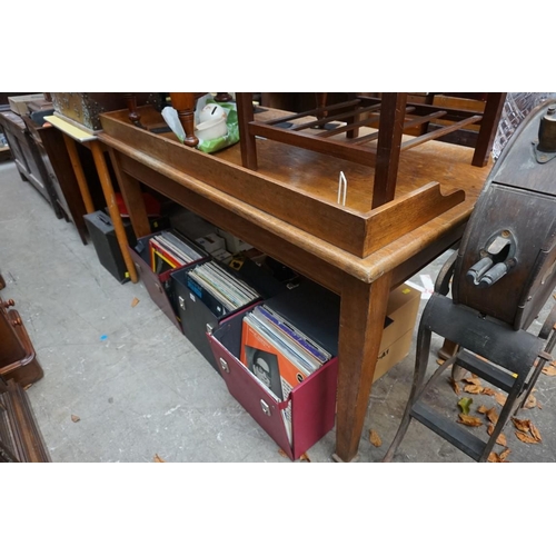 1185 - An early 20th century oak architect's desk, 137cm wide.