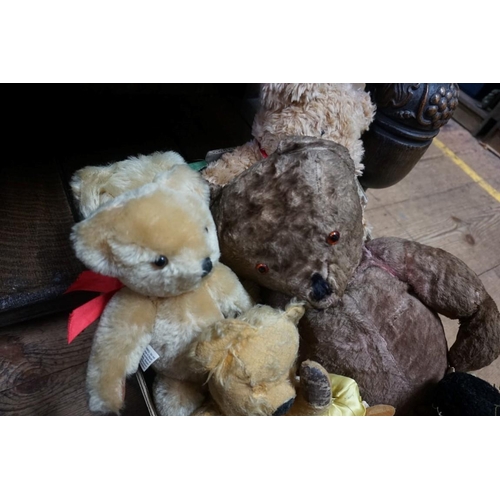 1401 - A collection of teddy bears and related, to include a Steiff collector's club bear 'Cinnamon', 7cm t... 