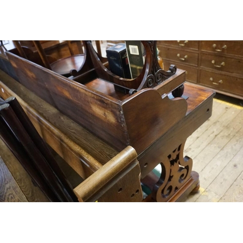 1439 - A Victorian mahogany washstand, 118cm wide.