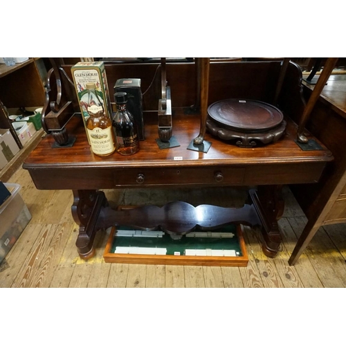 1439 - A Victorian mahogany washstand, 118cm wide.