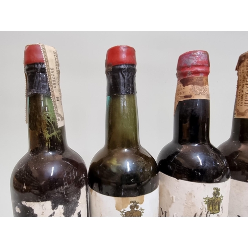 10 - Six half bottles of Tres Cortados Sherry, Antonio de la Riva, 1940s bottling. (6)