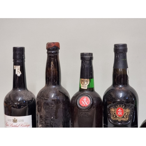 139 - Five bottle of port, comprising: a 75cl Taylor's 'Select'; a 70cl Taylor's 'Vintage Character'; and ... 