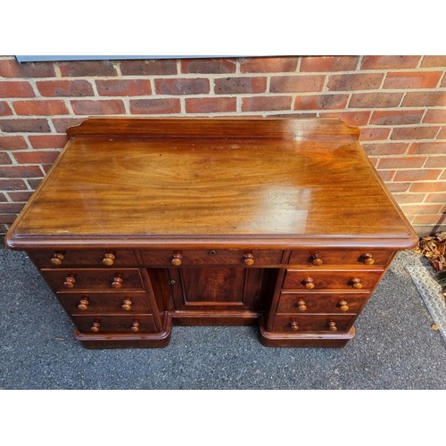 1159 - A Victorian mahogany pedestal desk, with kneehole cupboard, 122cm wide. 