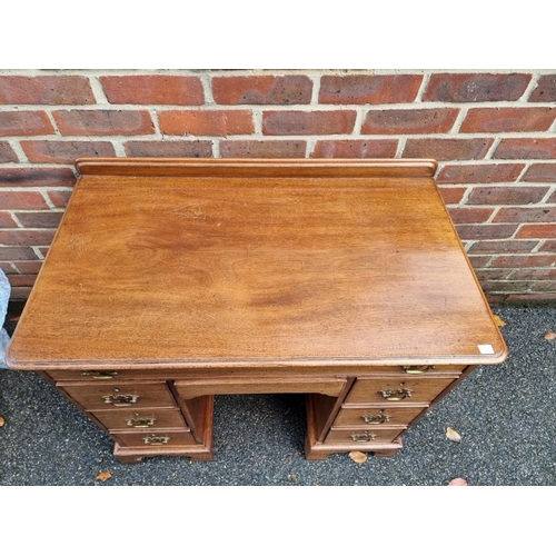 1180 - A George III mahogany kneehole chest, 86cm wide.