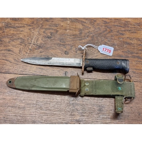 1770 - A vintage US M6 aerial bayonet, having 17cm blade in a M8AI sheath stamped PWB.