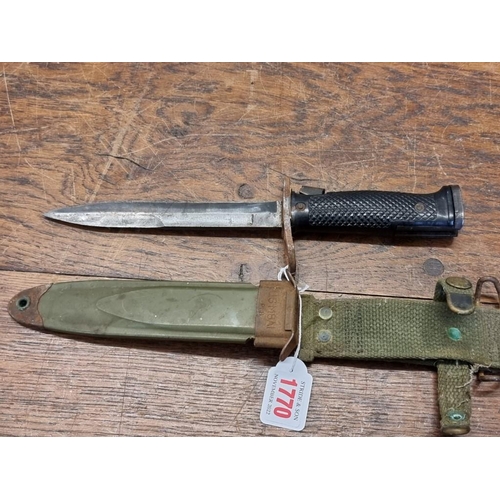 1770 - A vintage US M6 aerial bayonet, having 17cm blade in a M8AI sheath stamped PWB.