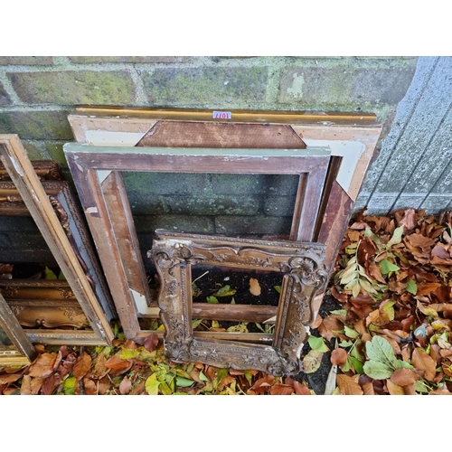 1077 - A quantity of gilt picture frames.