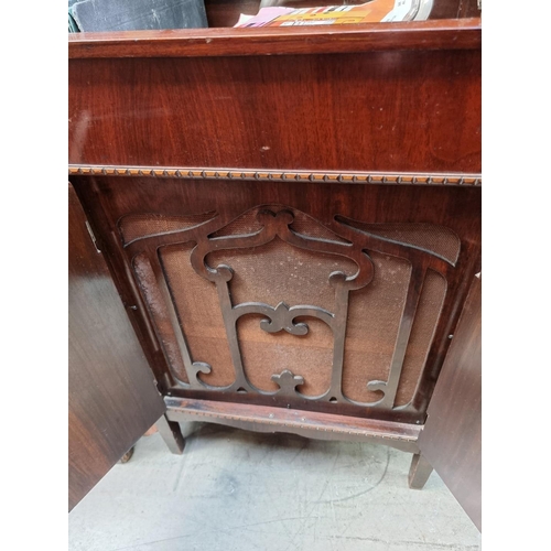 1173 - A 1920s mahogany gramophone, by Selecta, 49cm wide; together with a collection of vinyl records, to ... 