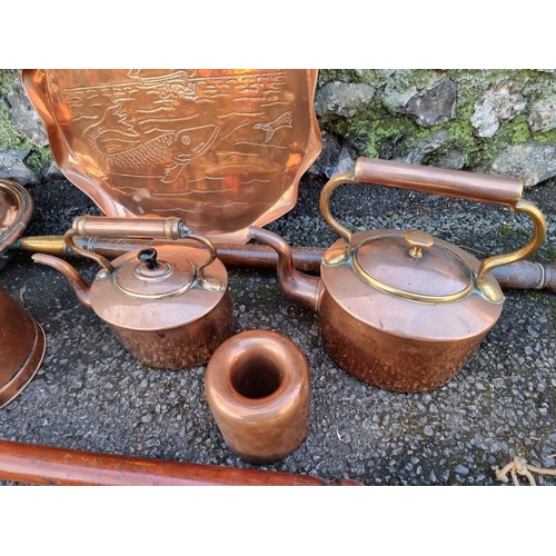 1010 - A small collection of copperware, to include a mould. (7)