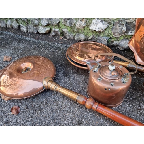 1010 - A small collection of copperware, to include a mould. (7)