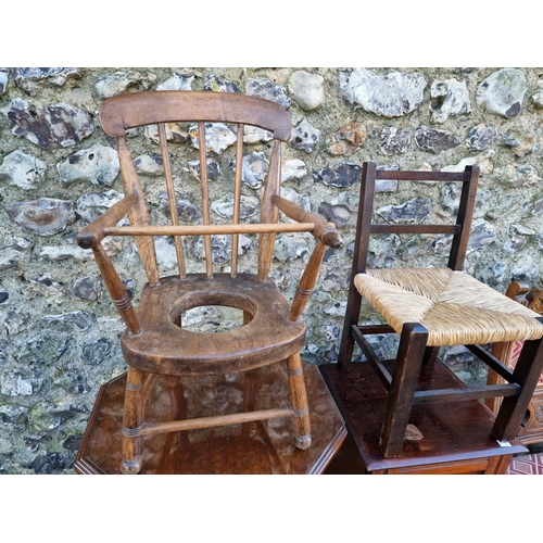 1011 - A sundry lot of furniture, to include an early 20th century oak octagonal occasional table, 74.5cm h... 