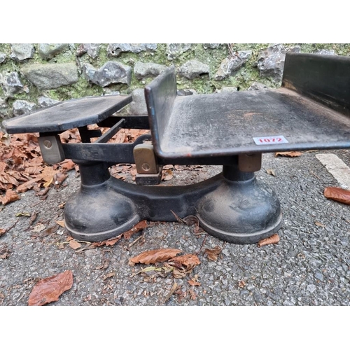 1072 - An old set of weighing scales.