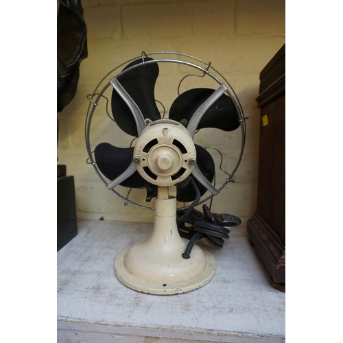 1197 - A vintage Limit desk fan, 32cm high. 