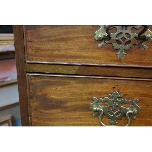 1272 - A George III mahogany chest of drawers, 85.5cm wide.