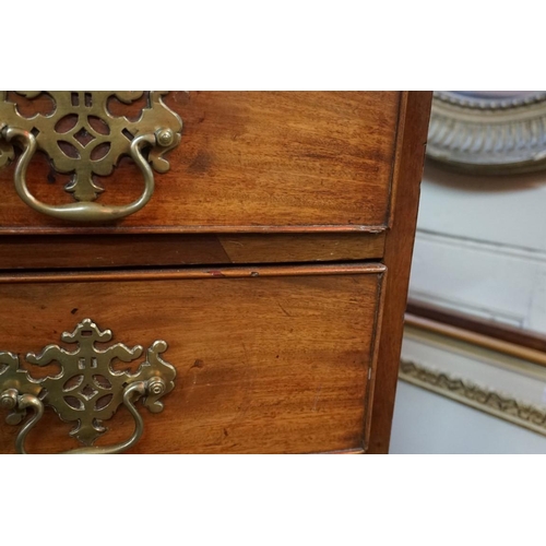 1272 - A George III mahogany chest of drawers, 85.5cm wide.