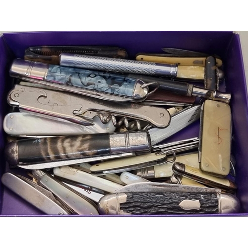 1659 - A collection of vintage penknives, and others. 