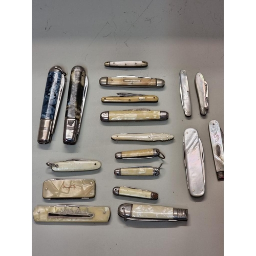 1659 - A collection of vintage penknives, and others. 