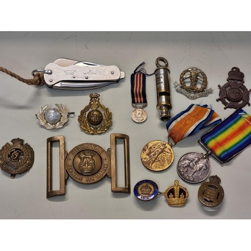 1665 - Medals: a World War I pair to 19767 Pte H G Roberts, KSLI, comprising: War Medal and Victory Medal; ... 