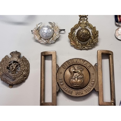 1665 - Medals: a World War I pair to 19767 Pte H G Roberts, KSLI, comprising: War Medal and Victory Medal; ... 