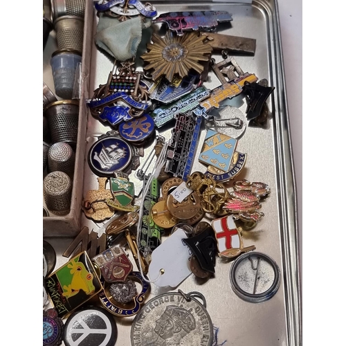 1264 - A mixed lot of badges, coins and thimbles.  