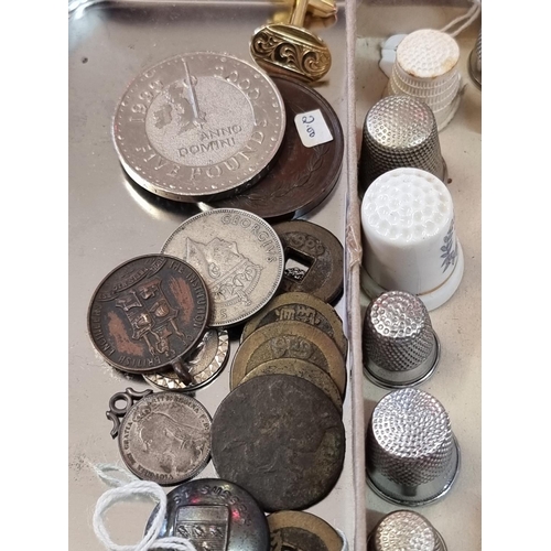 1264 - A mixed lot of badges, coins and thimbles.  