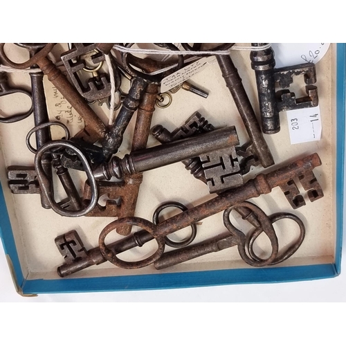 1266 - A collection of old keys, to include old watch keys. 