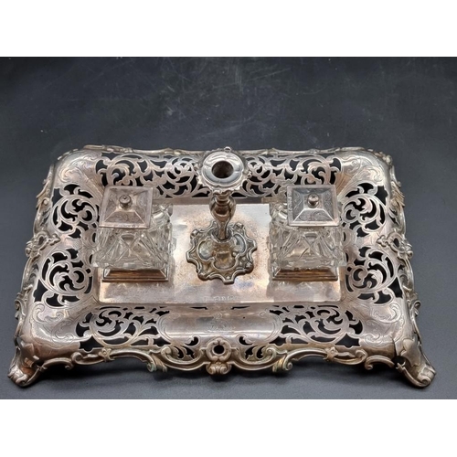 510 - An early Victorian silver inkstand, having pierced floral scroll and chased decoration, by Henr... 