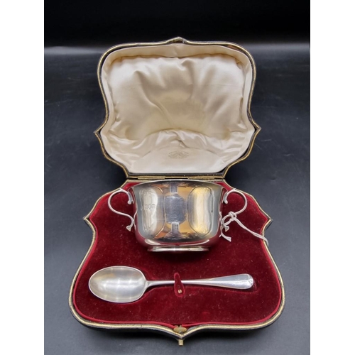 532 - A cased silver twin handled porringer, by The Goldsmiths & Silversmiths Company Ltd, London 1915... 