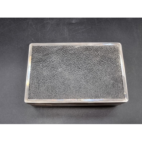 538 - A silver rectangular cigarette box, having engine turned decoration to lid, London 1937, 14cm wide.... 