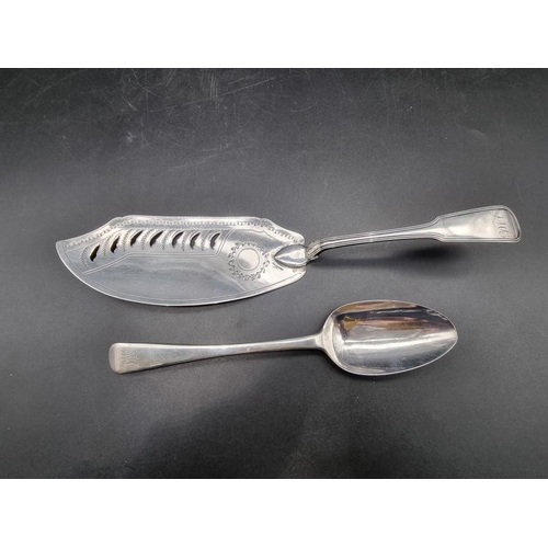 578 - A George III silver fish slice and tablespoon, 179g.