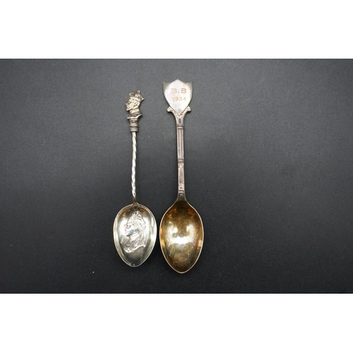 589 - A cased set of six silver coffee spoons, by James Dixon & Sons Ltd, Sheffield 1926, 33g; togethe... 