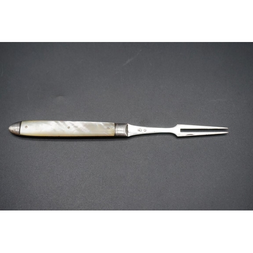 595 - A Georgian silver fruit fork, having mother of pearl mounts, 16cm extended.