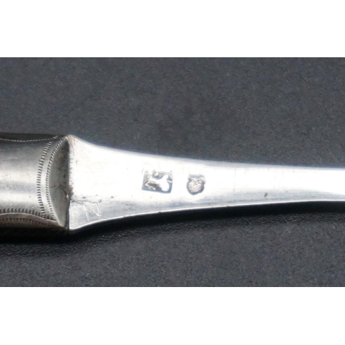 595 - A Georgian silver fruit fork, having mother of pearl mounts, 16cm extended.