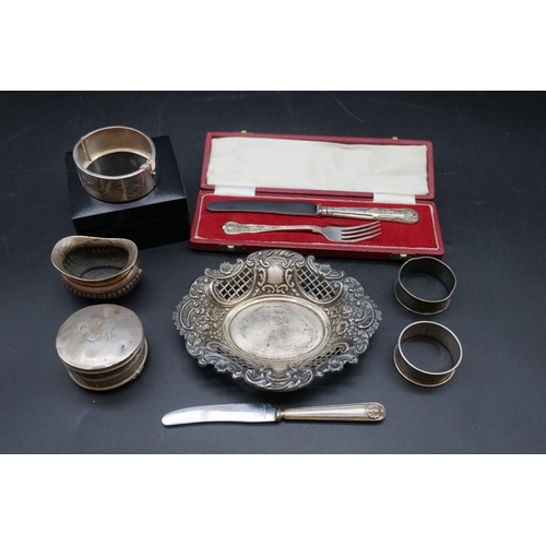 642 - A group of silver and silver mounted items; to include a cased christening knife and fork, 163g weig... 