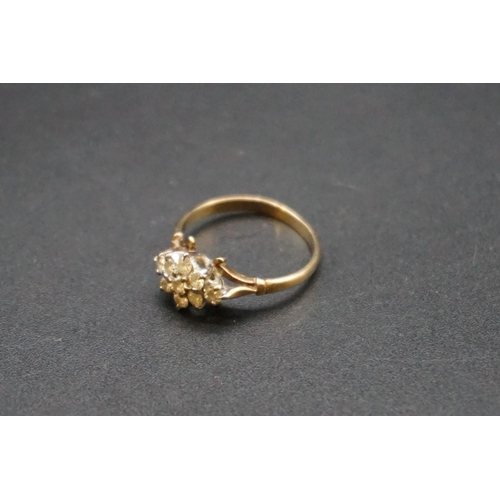 685 - A 9ct gold cluster ring, set nine brilliant cut diamonds, size P.