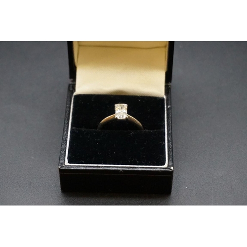 689 - An 18ct white gold emerald cut solitaire diamond ring, size K1/2, gross weight 3.3g.... 